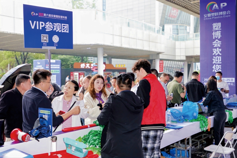 組委會(huì)通過(guò)客服團(tuán)隊(duì)一對(duì)一精準(zhǔn)邀約采購(gòu)商